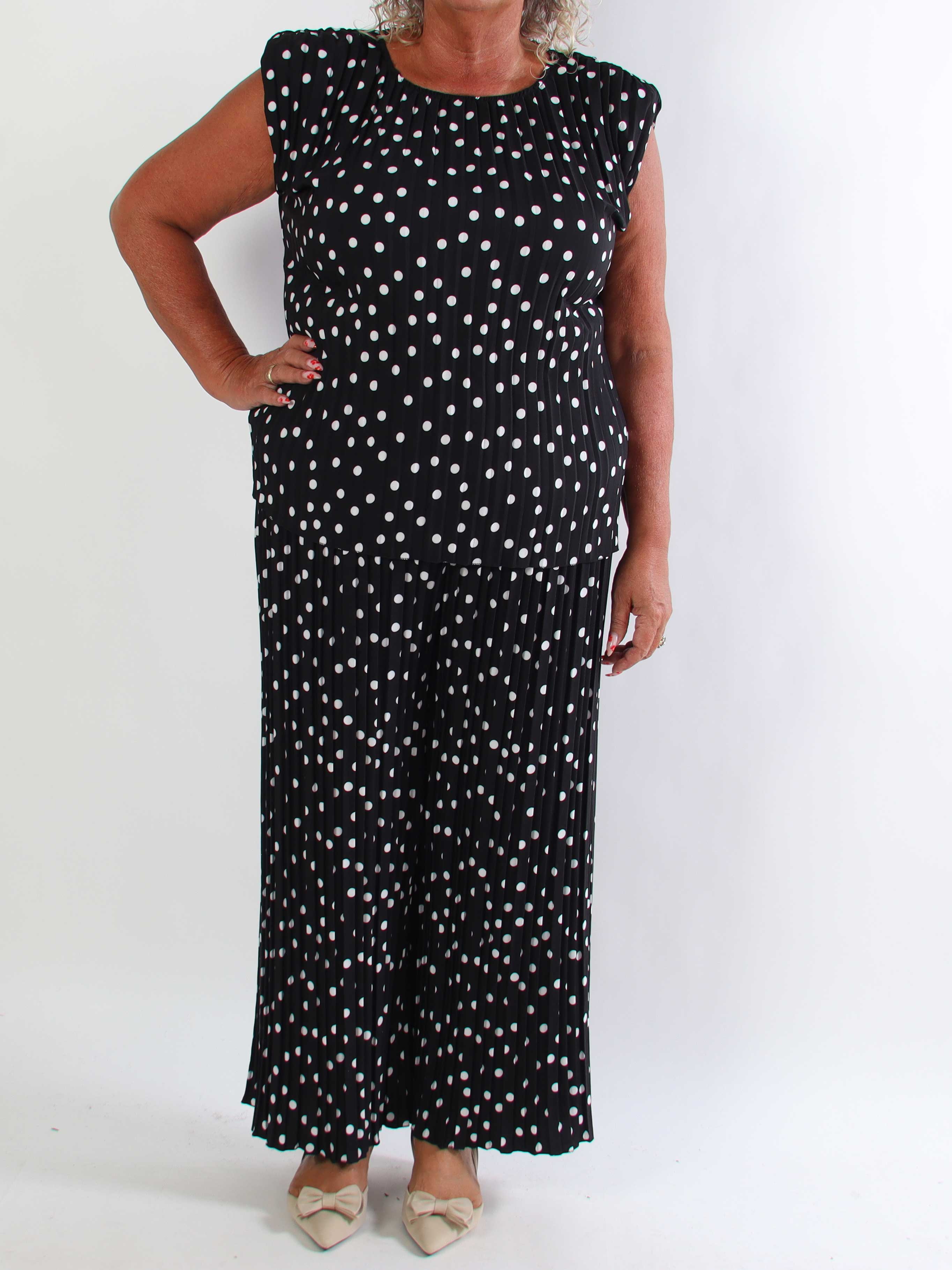 Zina - Elegant plisseret plus size sæt med prikker